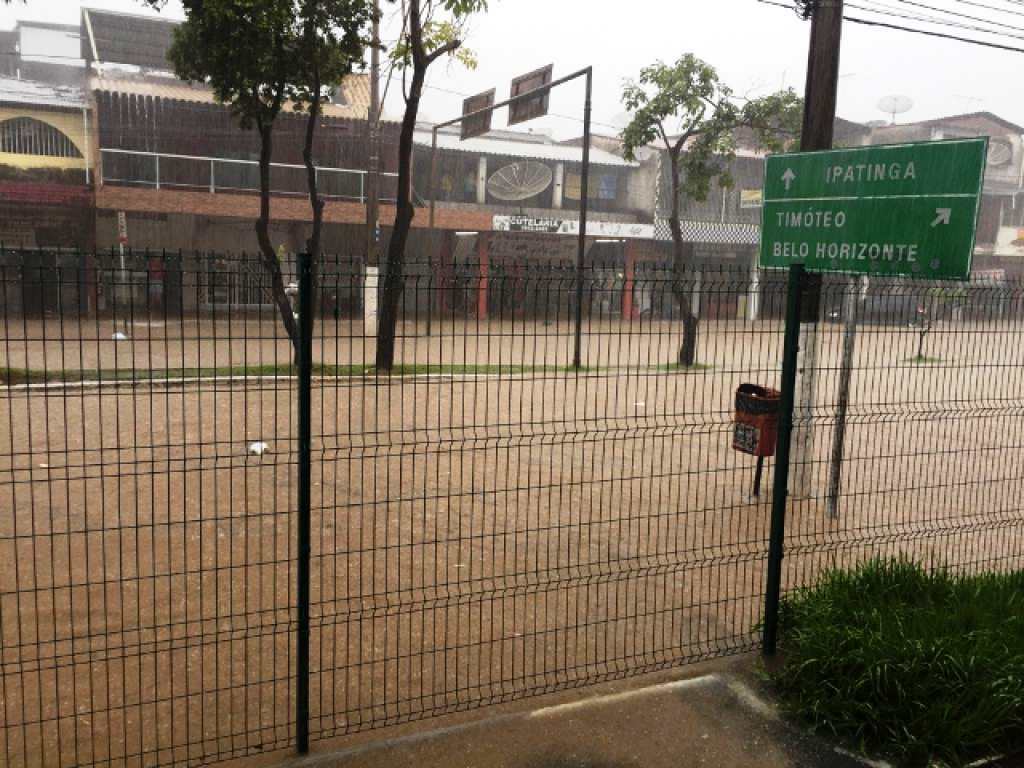 Próximo à Rodoviária Velha, o nível da água subiu mais que 50cm