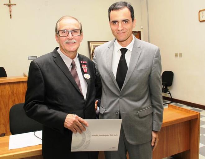 O homenageado, João Carlos Coelho de Oliveira com o diretor do Foro da Comarca, juiz Otávio Pinheiro da Silva