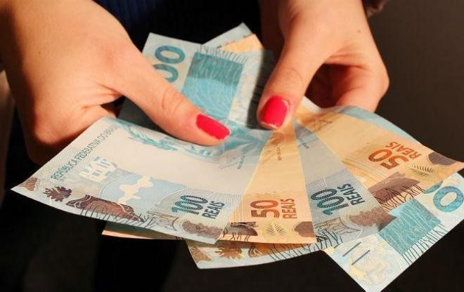 Desde o início de 2016, o salário do funcionalismo mineiro é pago de forma parcelad