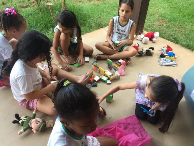 A instituição mandou para a escola quase 530 tangrans, que é um quebra-cabeça que consiste na formação de figuras e desenhos