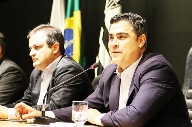 Presidente do Atlético, Sérgio Sette Câmara (à direita)
