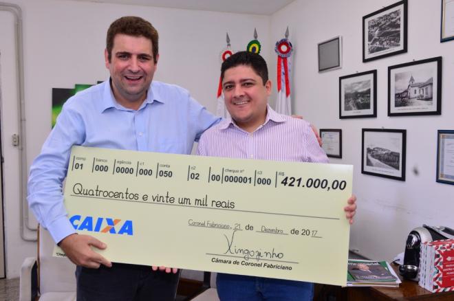 Xingozinho entrega o cheque simbólico ao prefeito Marcos Vinicius