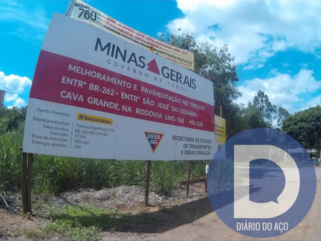 Pavimentação de 57 quilômetros tem como prazo de execução 900 dias, informa a placa indicativa da obra  