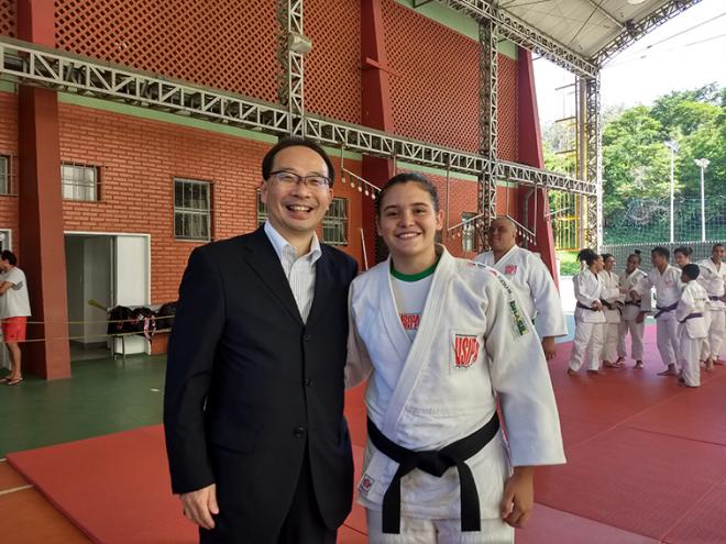 Kazuhiro Egawa ao comunicar o intercâmbio à judoca Ramoni Toledo 