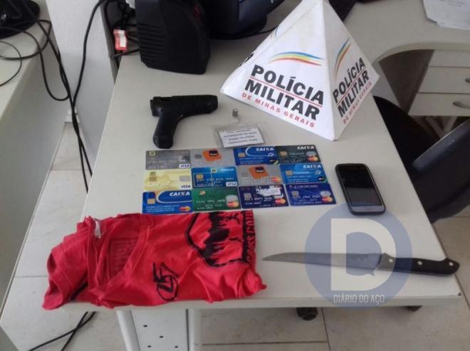 O material apreendido com o trio acusado de assaltar a residência