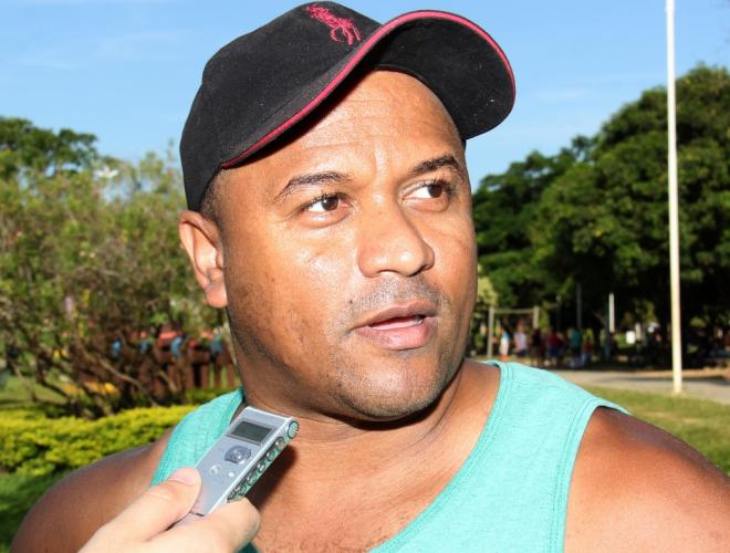 Antônio Moreira Dias, 37 anos, supervisor de vendas Acho que, primeiramente, é torcer para que nossa política melhore, porque está muito bagunçada e tem muita gente reclamando disso. Passa ano após ano e parece que não se resolve nunca. Infelizmente tem muitas pessoas passando por necessidade e precisando de atendimento na área da saúde. E também espero que a gente tenha paz, porque é isso que buscamos.