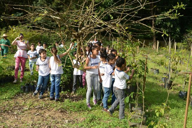 A atriz Raquel Vieira guia os alunos na Aventura no Viveiro