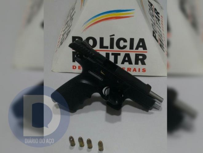 Esta pistola de calibre 9 mm estava em poder de dois jovens em uma motocicleta