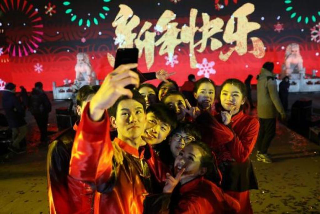 Artistas chineses tiram selfie após apresentação em Pequim