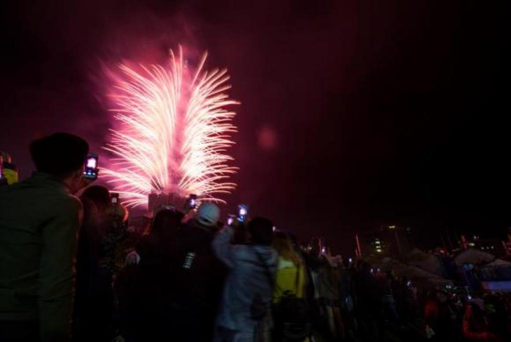 Em Taiwan, efeitos luminosos e fogos de artifício iluminaram o edificio Taipei 101