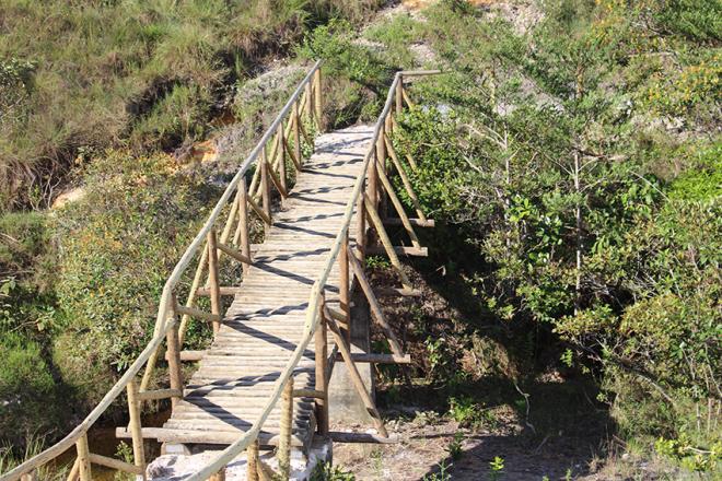 Ponte de acesso na trilha do Tabuleiro