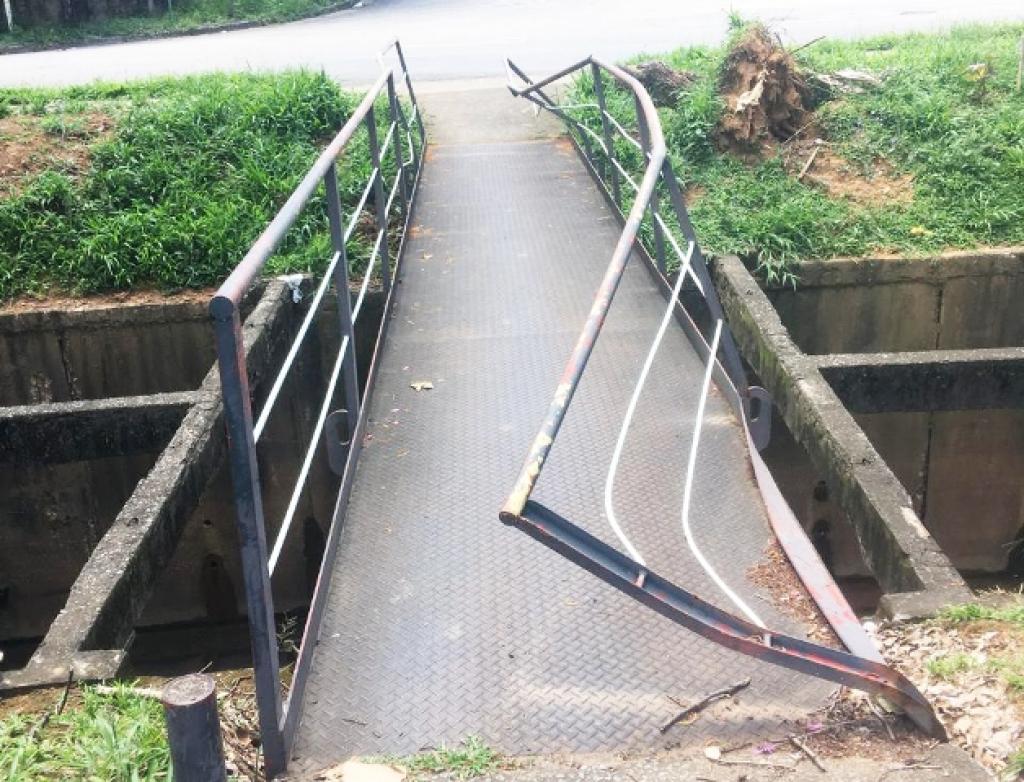A ponte danificada entre a rua Arthur Azevedo e a avenida Crisântemo,