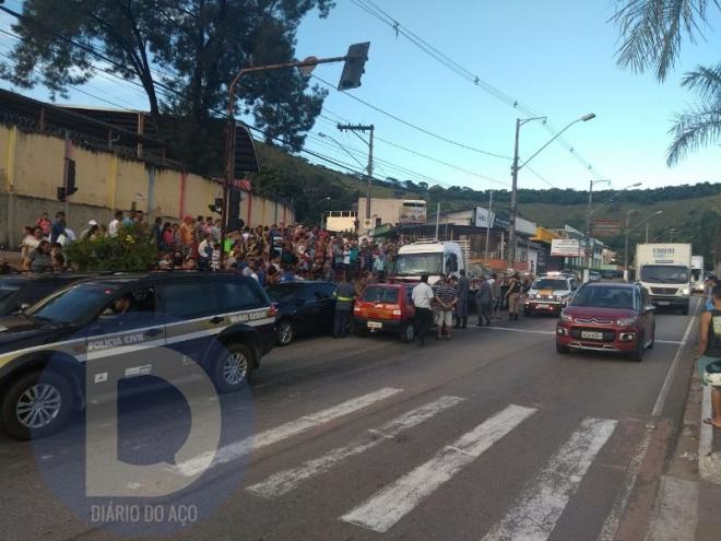 O engavetamento aconteceu no semáforo no bairro Caladinho de Cima, em Coronel Fabriciano