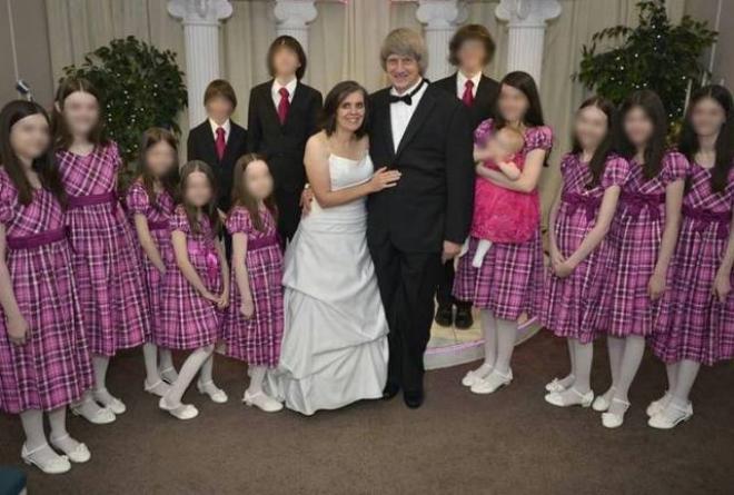 Os 13 irmãos resgatados nos Estados Unidos aparecem ao lado dos pais em cenário que lembra um casamento em Las Vegas