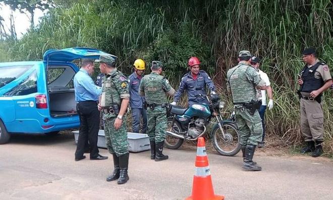 Ao jogar sua motocicleta contra um dos PMs na blitz, ele foi baleado e caiu no acostamento já sem vida