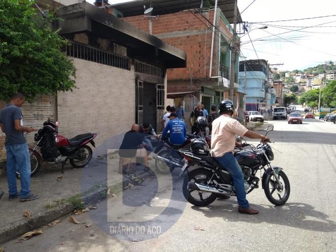 O ponto mototáxi foi atingido durante a madrugada desta sexta-feira