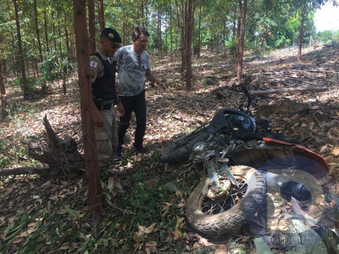 A motocicleta furtada estava escondida uma mata de eucaliptos
