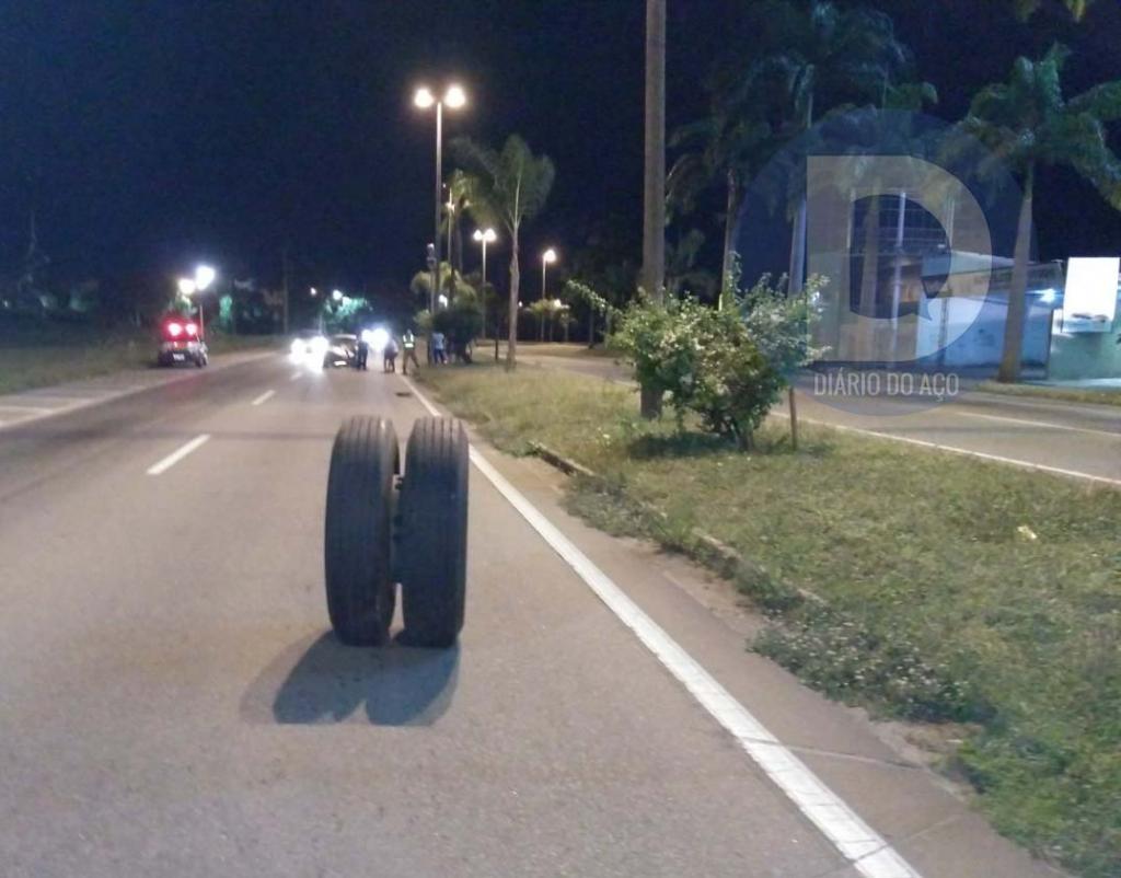 A condutora disse que transitava sentido ao Centro de Ipatinga quando surgiu um par de rodas de grande porte, em direção ao seu carro