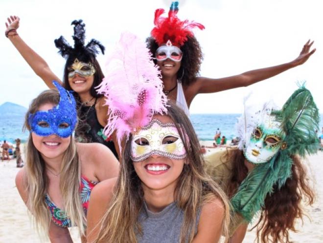 Para curtir plenamente a folia, casais terminam a relação e vão buscar nas plataformas de relacionamento outros - muitos - parceiros novos