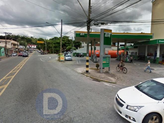 A vítima baleada entrou correndo pelo pátio do posto para buscar ajuda