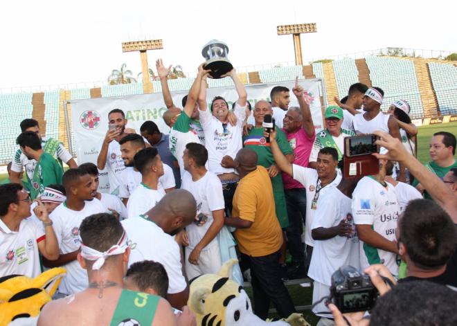 Além de levantar o troféu com alegria, Cristiano será homenageado em nível estadual 