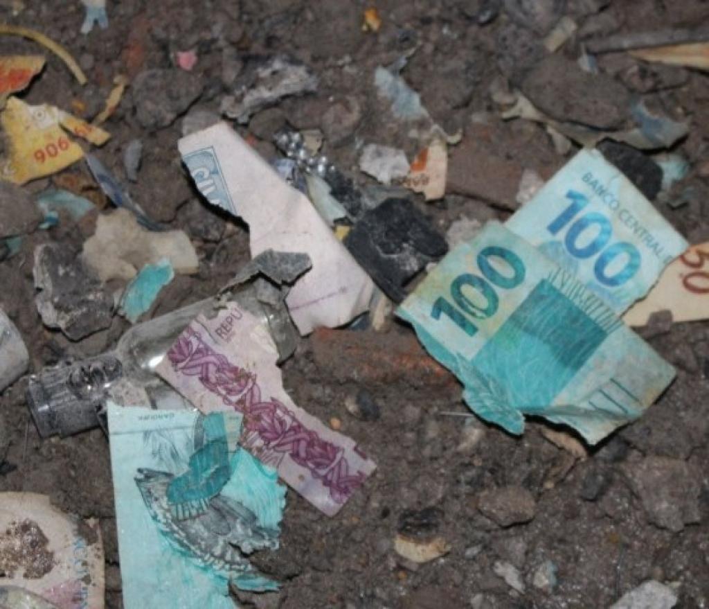 Notas danificadas na explosão foram recolhidas no pátio