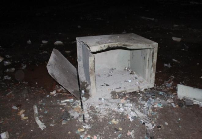 Com a força da bomba, cofre foi lançado a vários metros de distância 