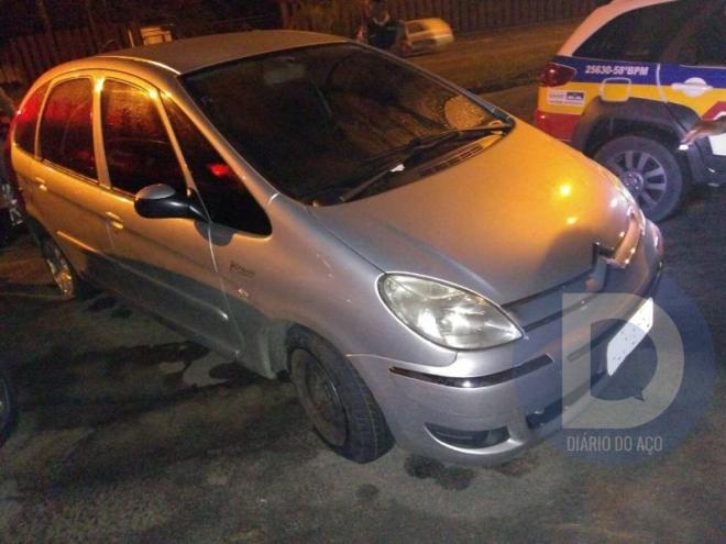 O carro do investigador só parou após atingir o meio-fio de uma avenida