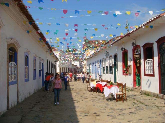Localizada no litoral sul do Rio de Janeiro, Paraty recebe milhares de turistas para a Flip