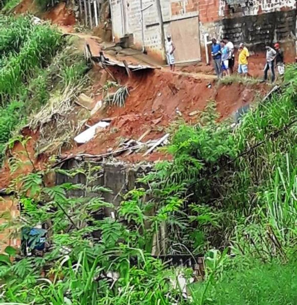 Quatro pessoas moravam na casa e não estavam dentro do imóvel, quando houve o desabamento 