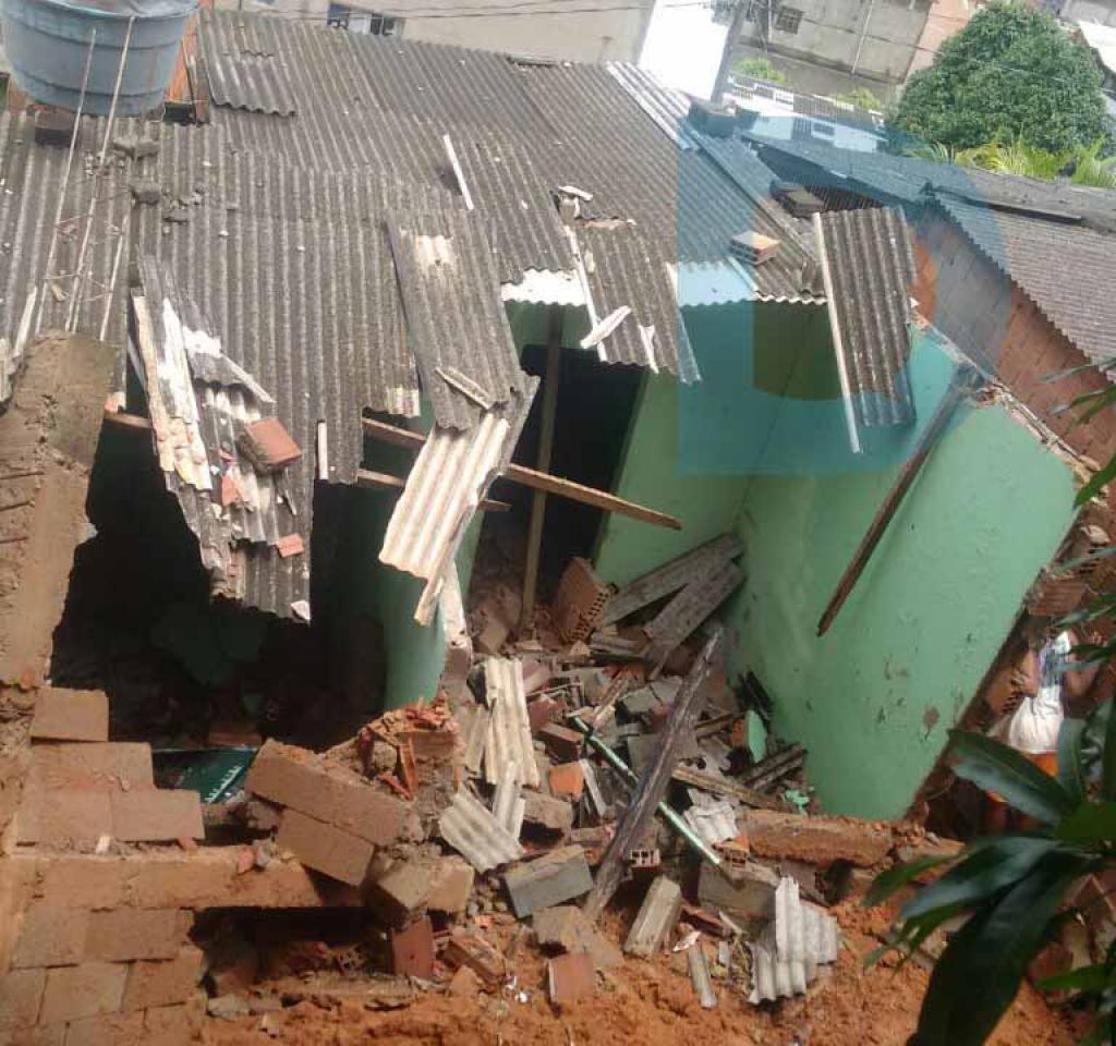 Também no bairro Santa Cruz houve uma queda de casa, nesta quarta-feira