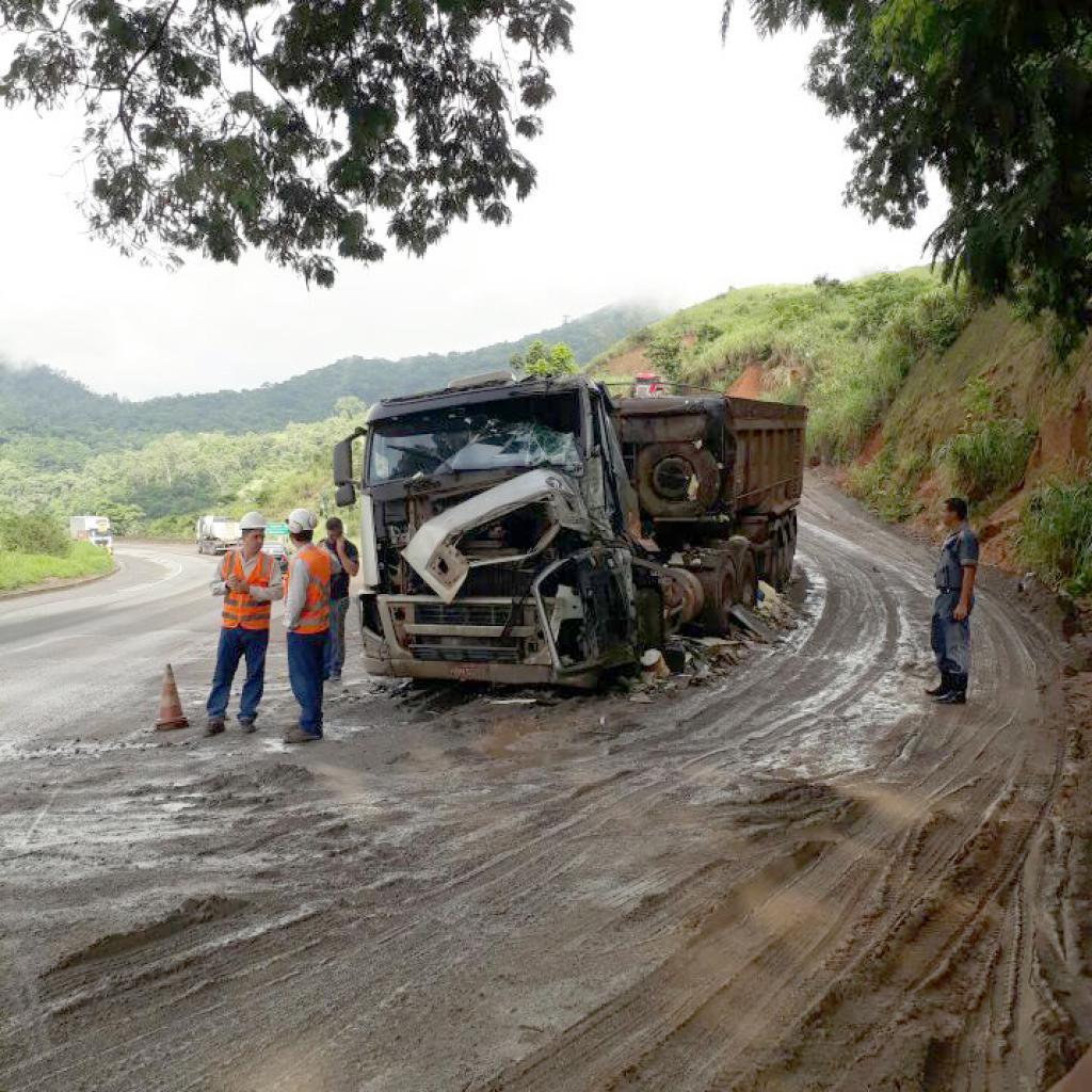 Volvo ficou completa destruído ao ser atingido por caminhão cujo motorista teria 