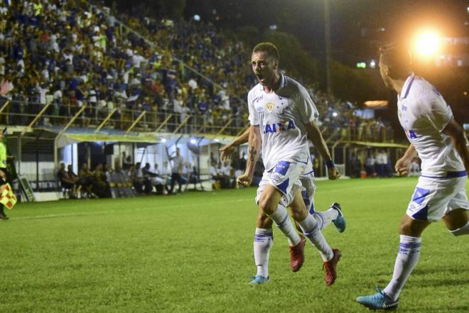 Jogadores do Cruzeiro comemoram após segundo gol
