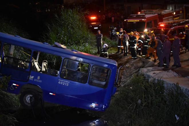Acidente com ônibus deixa 5 mortos e vários feridos no bairro Mangueiras região do Barreiro, em Belo Horizonte MG