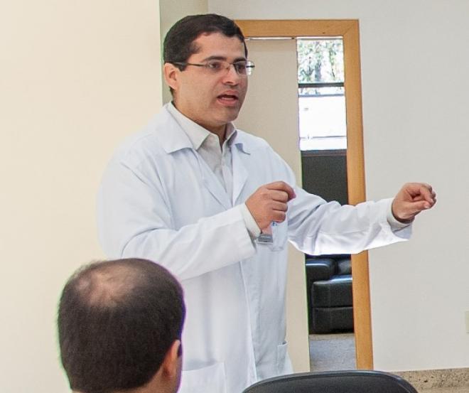 Luciano Viana trabalha como médico oncologista no Hospital Márcio Cunha 