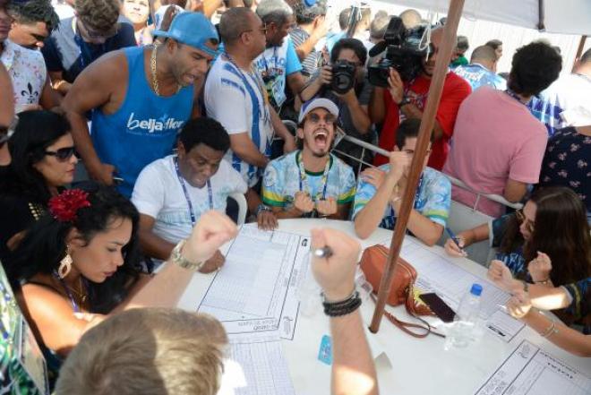 Integrantes da escola de samba Beija-Flor de Nilópolis comemoram o título de campeã do carnaval de 2018