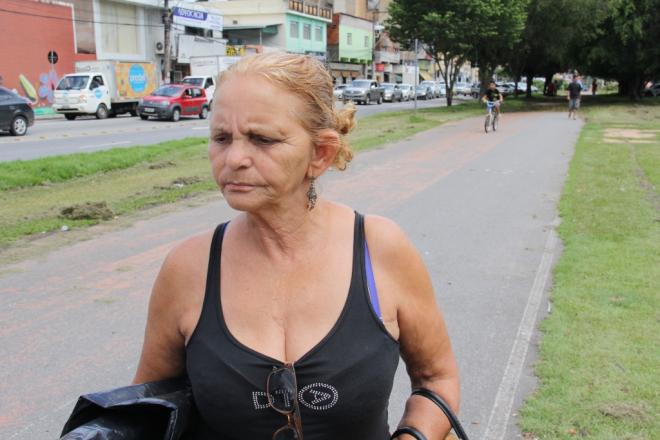 Ana Maria explica a dificuldade enfrentada pelos idosos na travessia de ruas quando não existe faixa de pedestre 