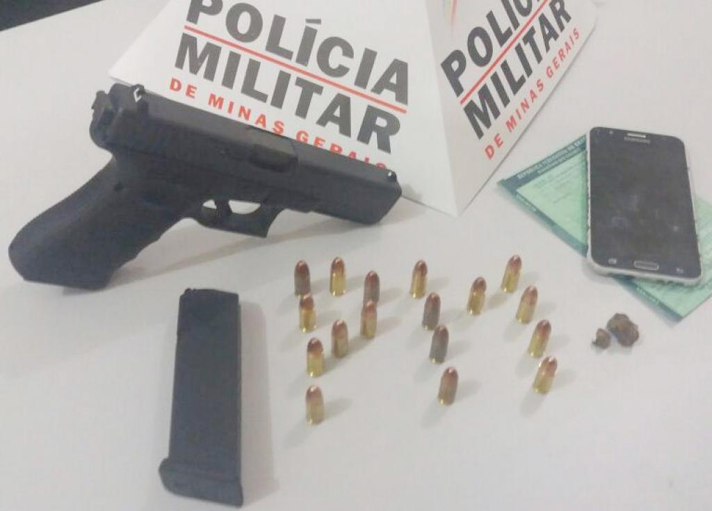 Arma de fabricação nos EUA estava municiada e com seletor de rajadas