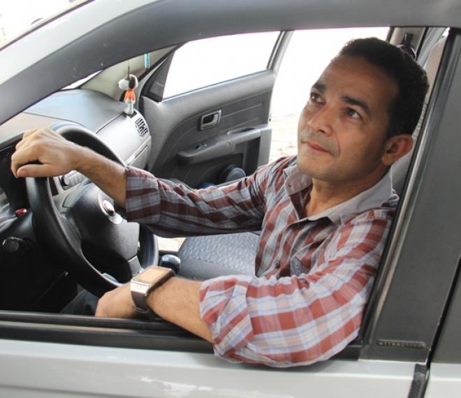 O taxista Antônio Carlos confessa que tem muito pedestre e ciclista que não respeita as leis do trânsito 