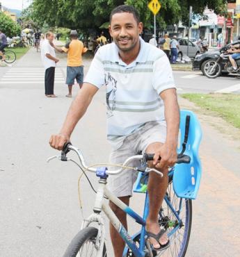 Eduardo Nogueira tem o hábito de circular pela cidade de bicicleta 