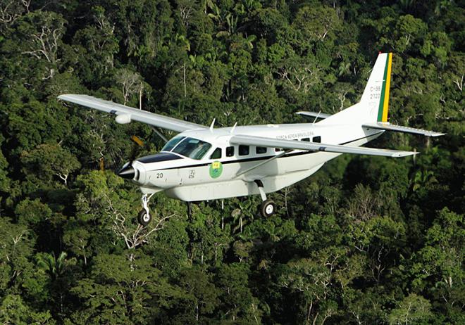 Um Cessna C98 Caravan cruza a Floresta Amazônia