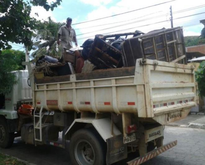 Uma grande quantidade de entulho e móveis velhos descartados de forma irregular foi recolhida pelas equipes do serviço público em Ipatinga