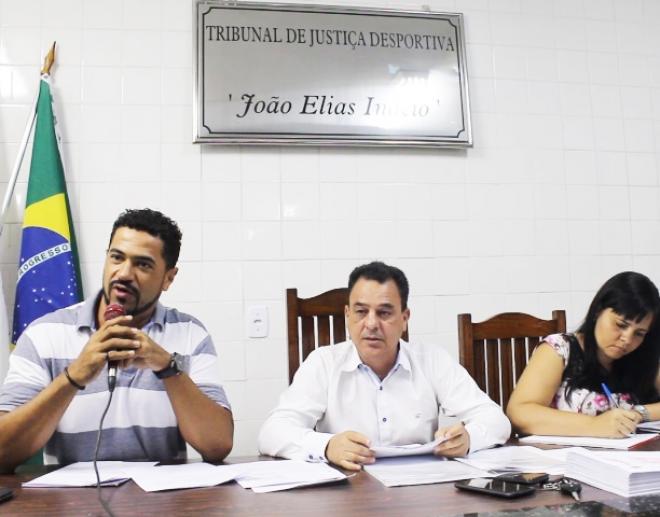 Carlos Oliveira, ao lado do presidente Silvestre, explanou sobre a reforma dos 17 campos de futebol amador