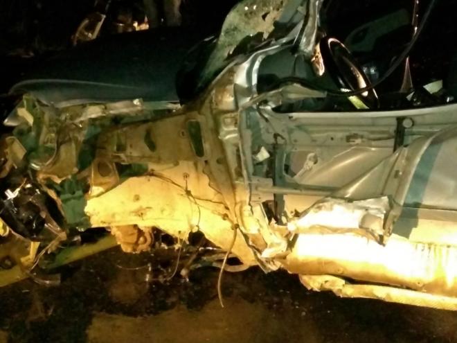 Apesar da destruição, ocupantes do veículo não se feriram 