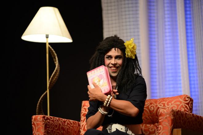 Diego Martins dá vida e bom humor à personagem Lindaurea