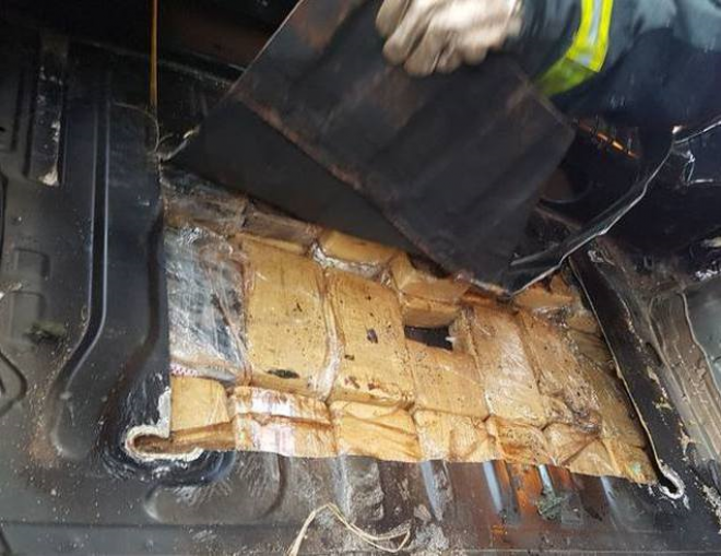 Os tabletes da droga foram encontrados debaixo do banco de um carro