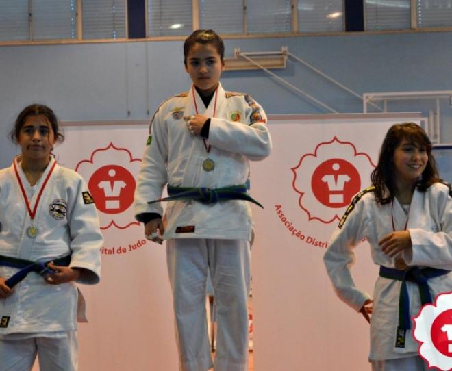 Gabriela Silveira Yutaka (no meio) começou no Judô aos seis anos, na Usipa e hoje, aos onze anos, brilha em Portugal