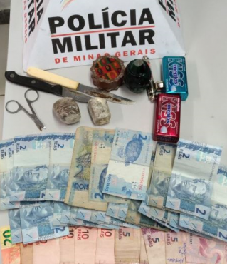 Dois tabletes de maconha e material usado para dividir a droga foram apreendidos com o dinheiro do tráfico