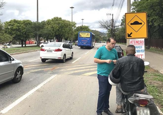 Usuários reclamam dos transtornos criados com o quebra molas, que não resolveu problema de insegurança para o contorno para o centro na avenida Cáudio Moura 