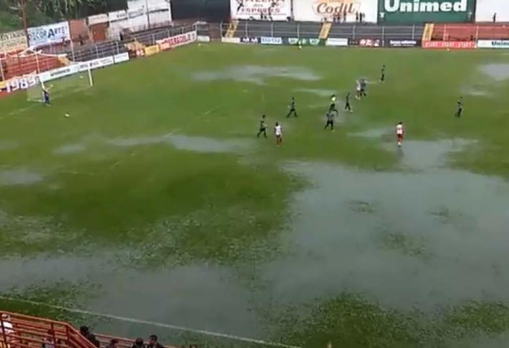 Temporal encharcou o gramado do estádio Waldemar Teixeira de Faria, o Farião e situação dificultou reação do Saci